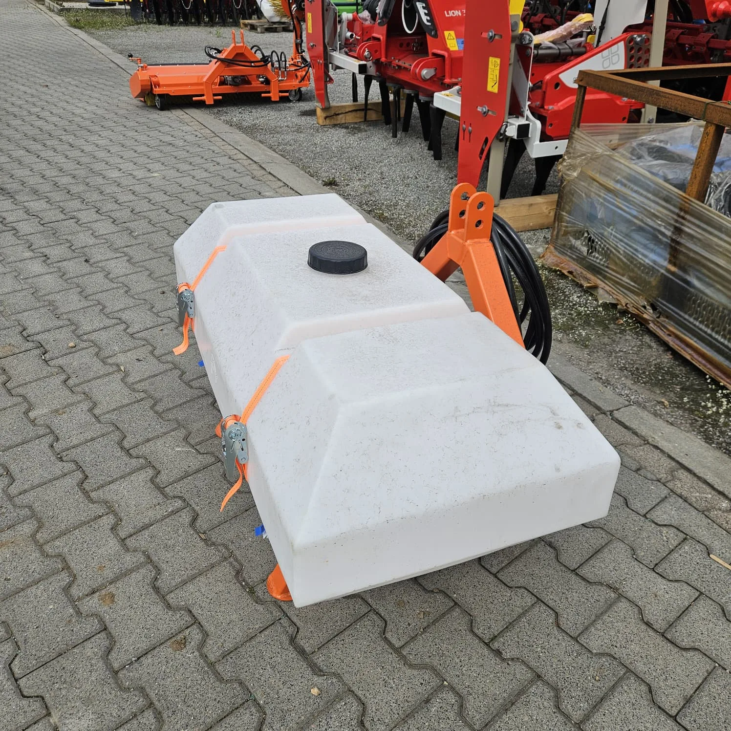 Zamiatarka MTS 140 Metal Technik + pojemnik na wodę + szczotka boczna