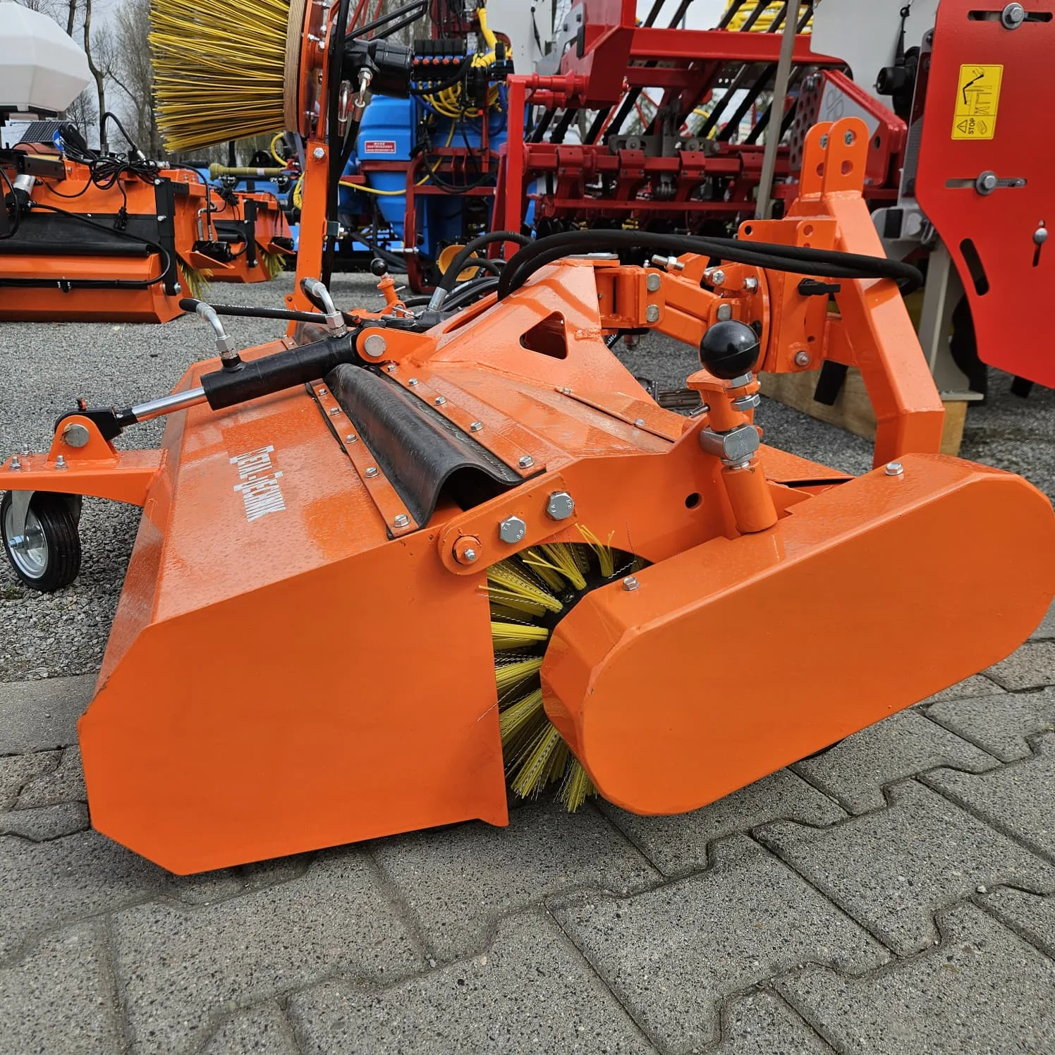 Zamiatarka MTS 140 Metal Technik + pojemnik na wodę + szczotka boczna