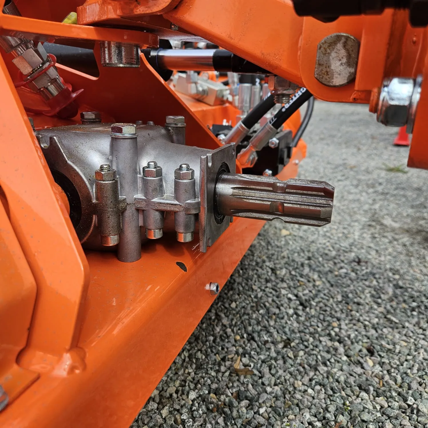Zamiatarka MTS 140 Metal Technik + pojemnik na wodę + szczotka boczna
