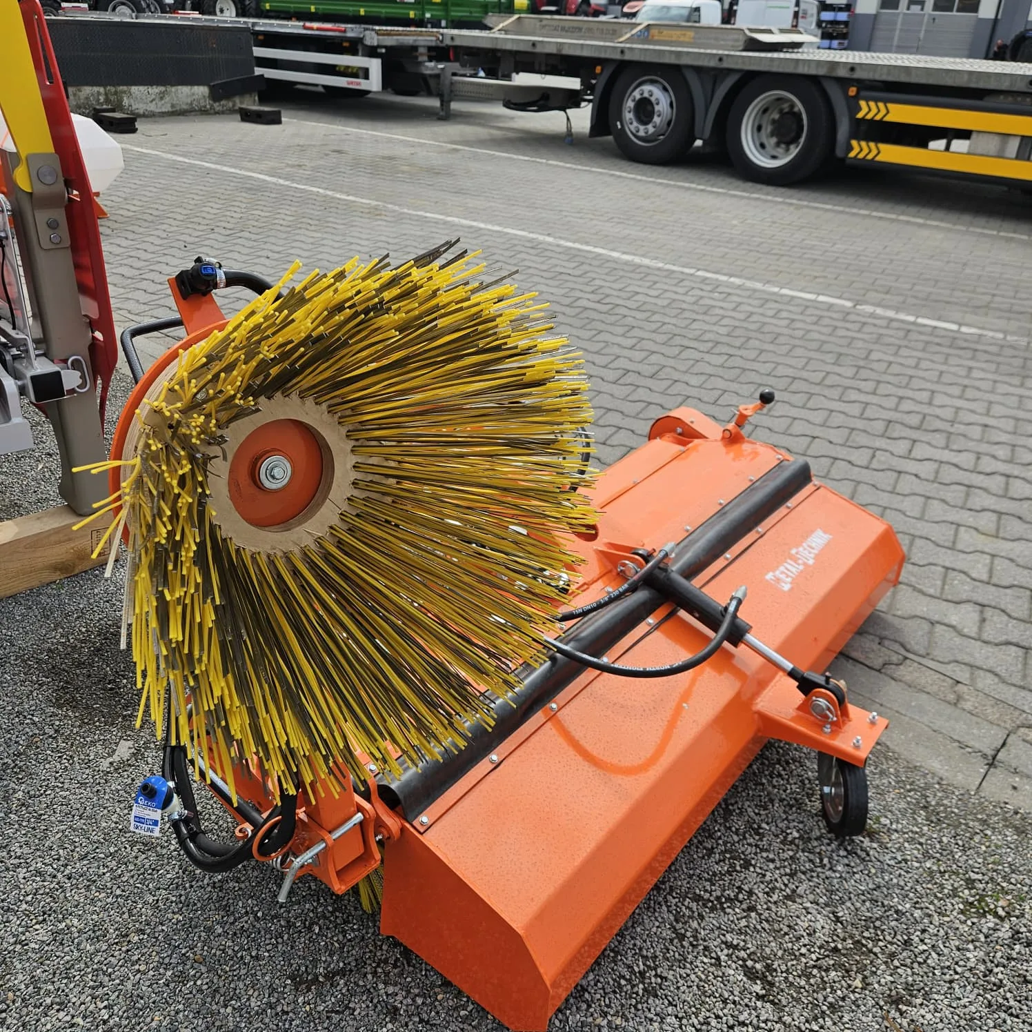 Zamiatarka MTS 140 Metal Technik + pojemnik na wodę + szczotka boczna