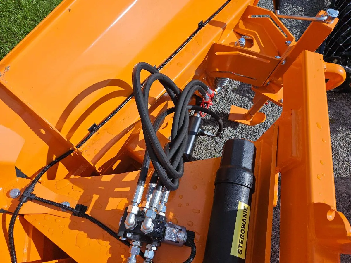 Pług do śniegu 2.5m-3.2m 75–150 KM TUZ EURO + sterownik | PVHU5P Volant - Metal-Technik | zdjęcie 8 z 15 | WC-8793 | Motofarma.pl
