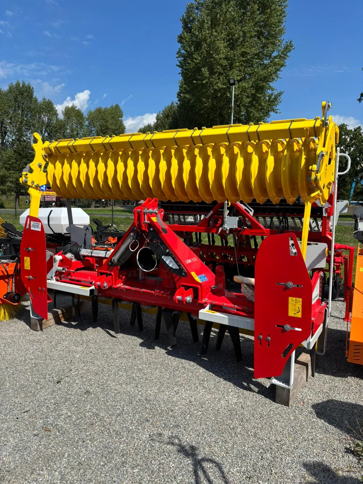 Agregat uprawowo-siewny PÖTTINGER LION 3030 + VITASEM M 3000 DD | zdjęcie 7 z 9 | POT-LION3030-VITASEM3000DD | Motofarma.pl