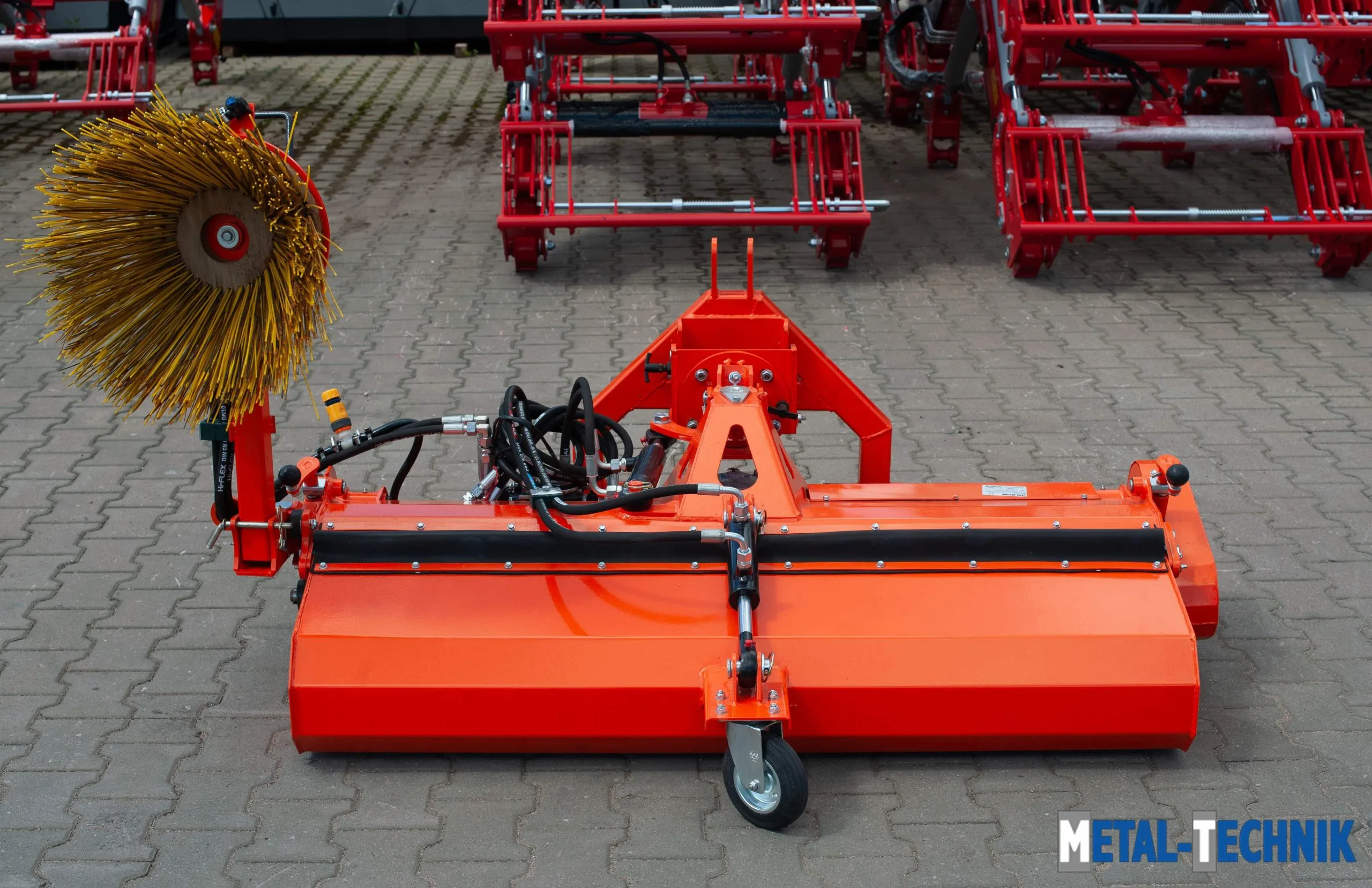 Zamiatarka komunalna MTS z WOM przedni TUZ - Metal-Technik | zdjęcie 10 z 14 | WC-8544 | Motofarma.pl