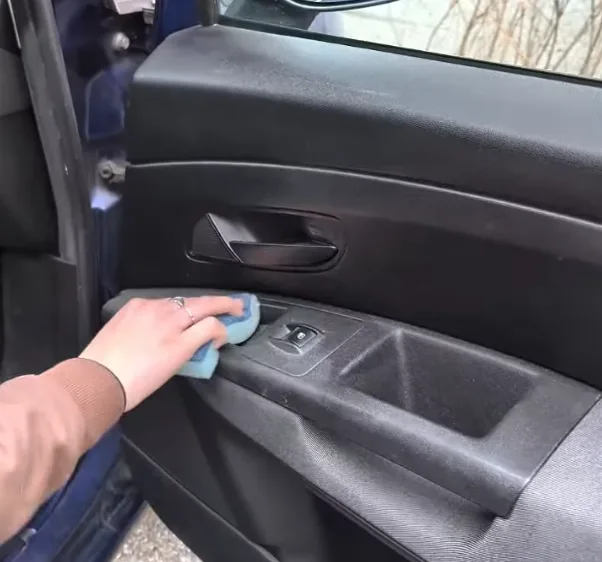 Uniwersalna pianka nabłyszczająca P324 400ML