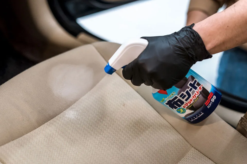 Preparat do czyszczenia tapicerki materiałowej SOFT99 New Fabric seat Cleaner szczotka gratis | zdjęcie 3 z 4 | 47374 | Motofarma.pl