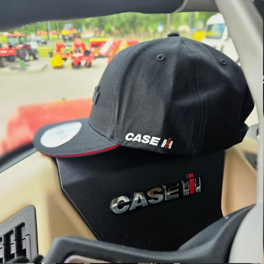 Czapka z czarnym haftem 3D