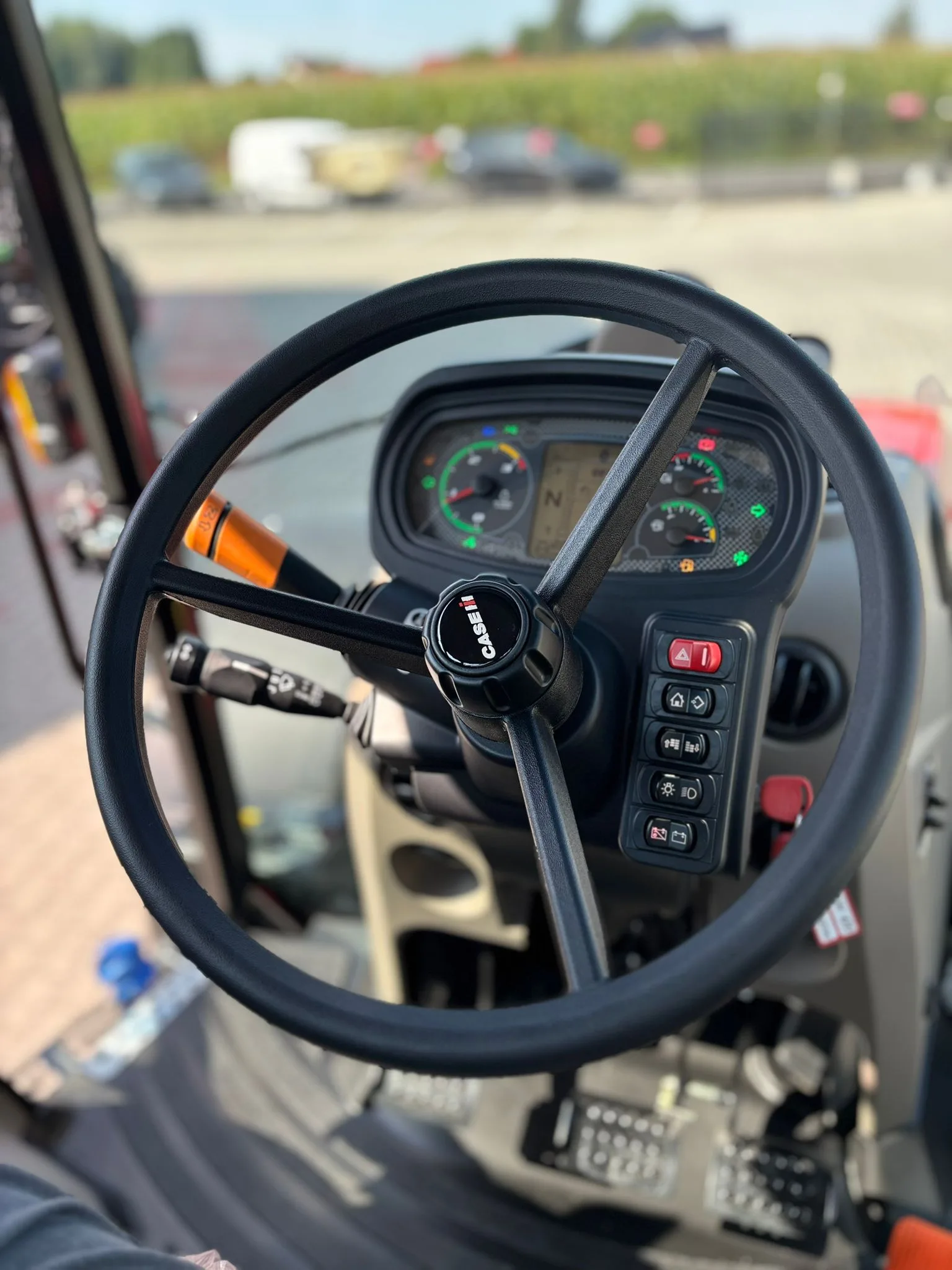Miejsce operatora ciągnika CASE IH FARMALL 120M — kierownica, zestaw wskaźników i widok przez przednią szybę