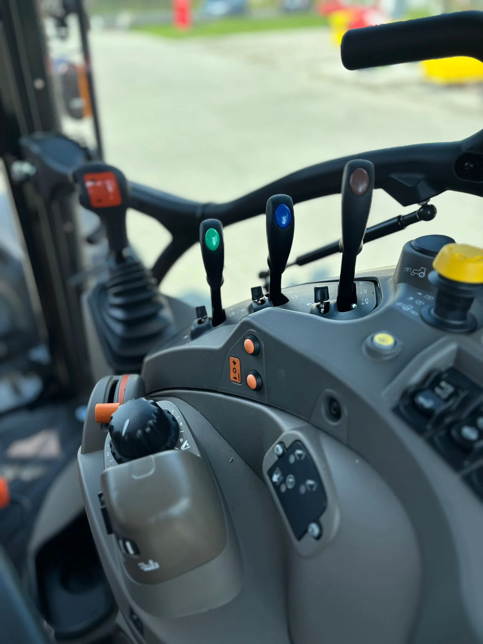 Kolorowe dźwignie hydrauliki zewnętrznej w kabinie ciągnika CASE IH FARMALL 120M
