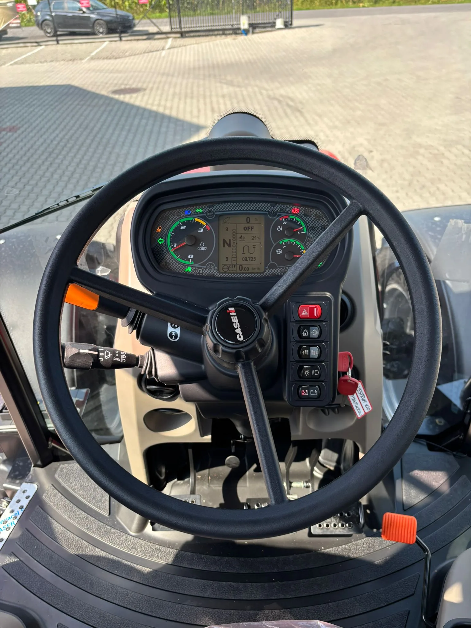 Kierownica z logo CASE IH i cyfrowy zestaw wskaźników ciągnika FARMALL 120M