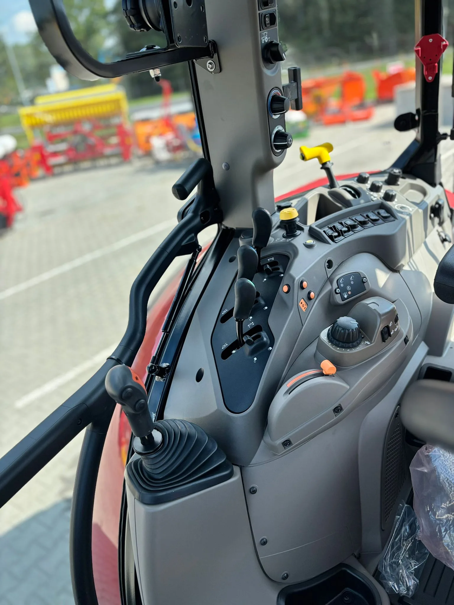 Prawa strona kabiny ciągnika CASE IH FARMALL 120M z podłokietnikiem i sterowaniem