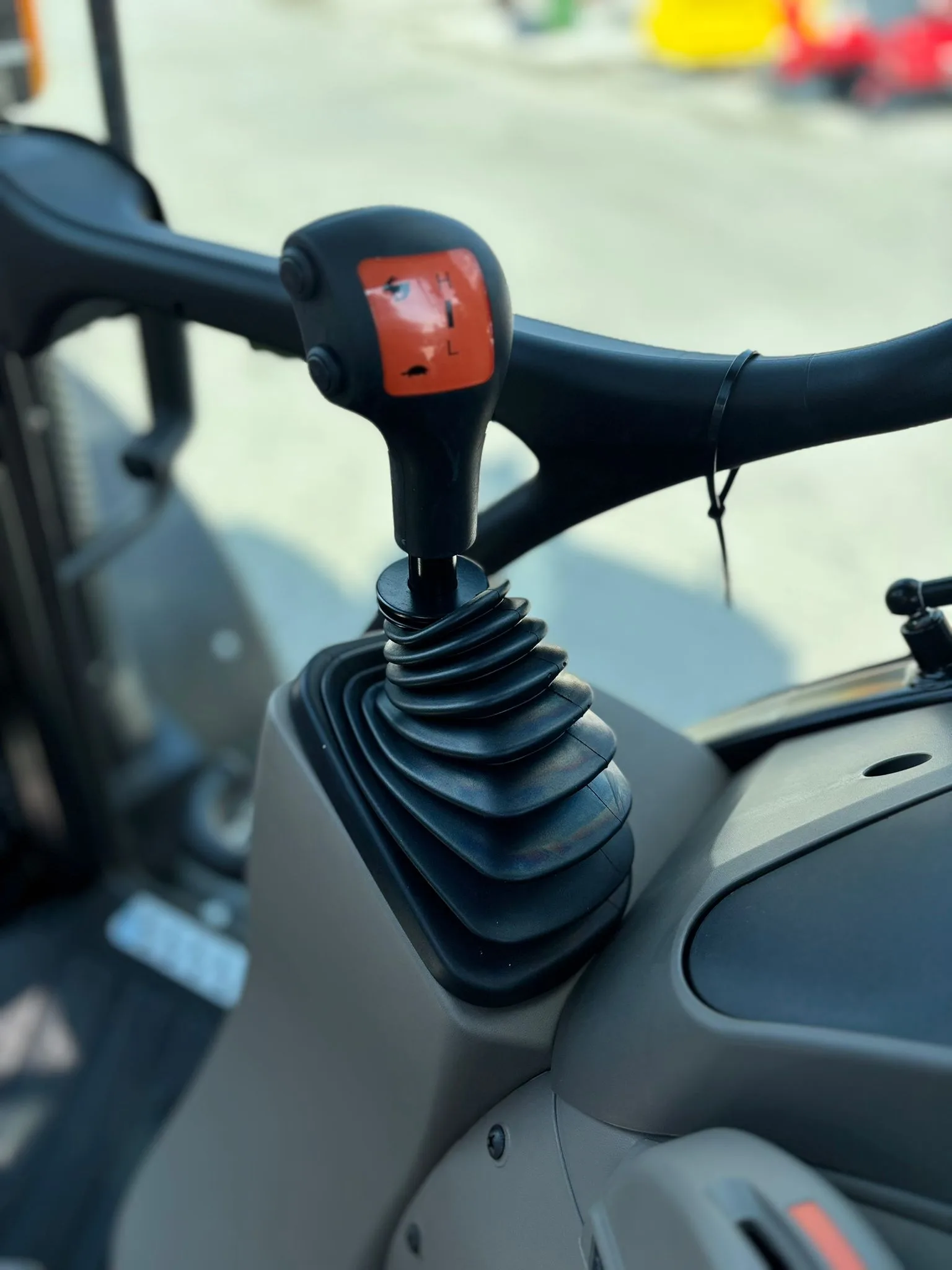 Dźwignia rewersu i sterowania skrzynią w kabinie ciągnika CASE IH FARMALL 120M