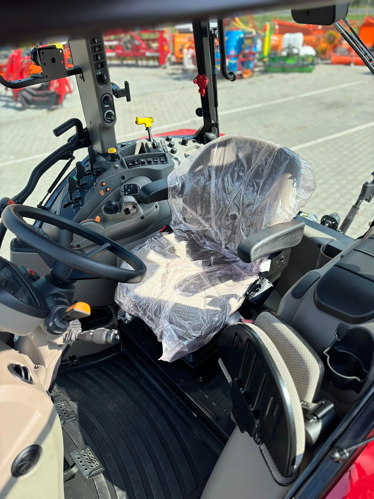 Fotel operatora ciągnika CASE IH FARMALL 120M wciąż w fabrycznej folii ochronnej