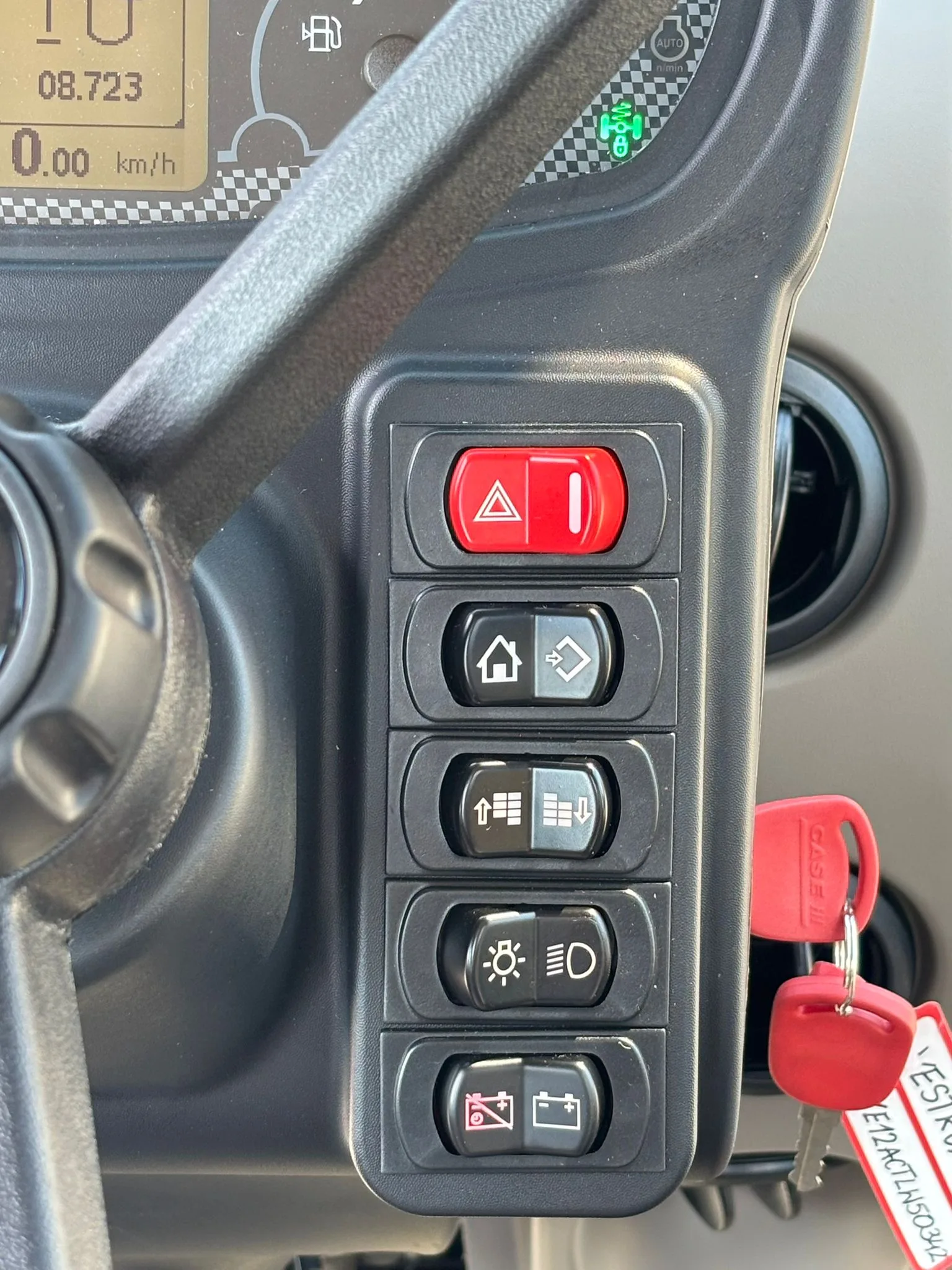 Panel przełączników i oryginalny kluczyk CASE IH w kabinie ciągnika FARMALL 120M