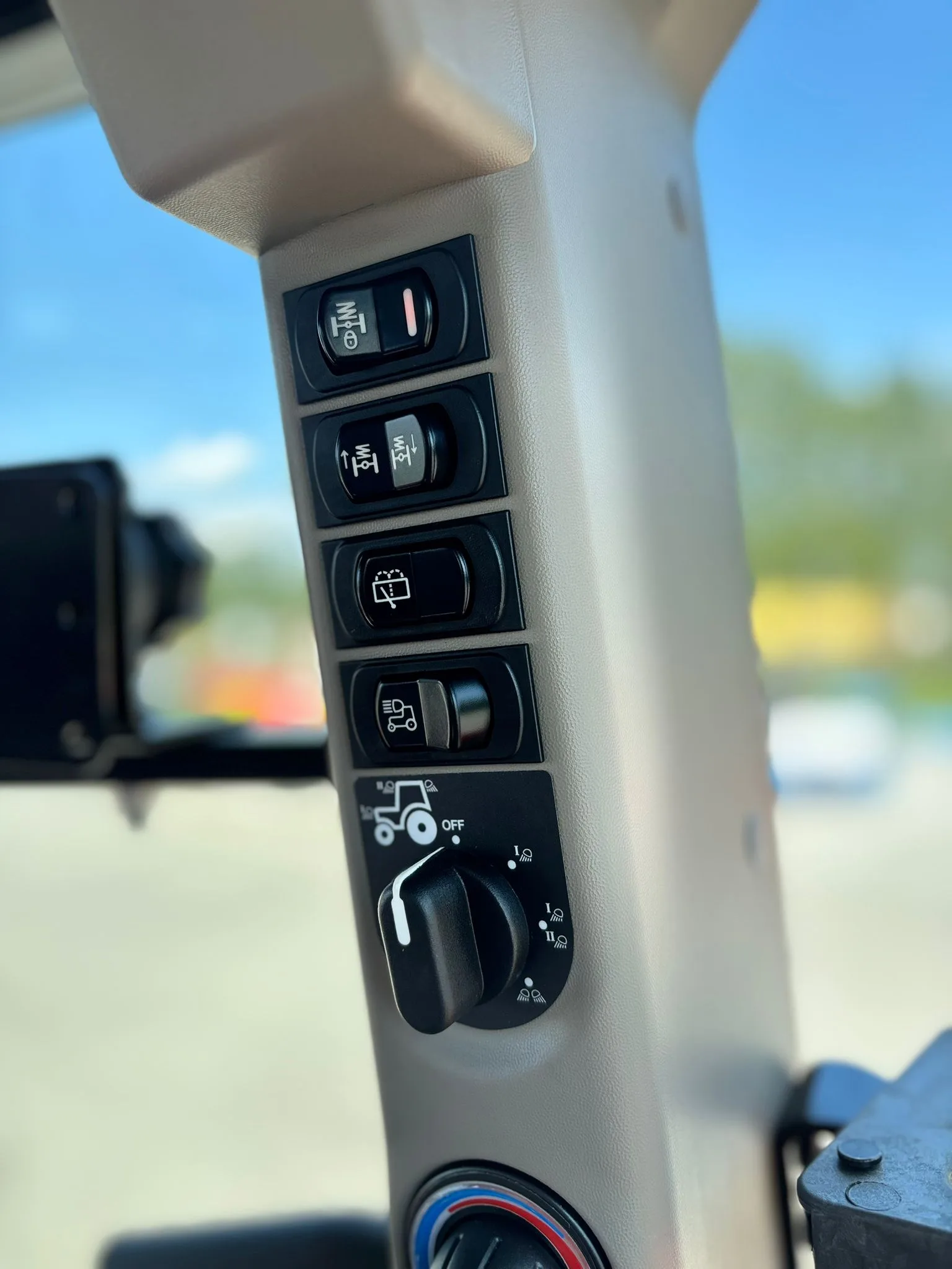Panel przełączników na słupku kabiny i sterowanie automatyczną klimatyzacją, CASE IH FARMALL 120M