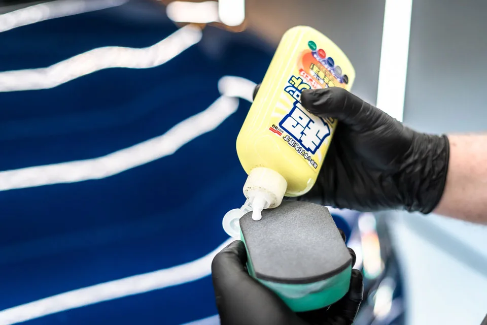 Soft99 micro liquid compound dark &amp; black do usuwania zacieków po wodzie ciemne lakiery 250ml gąbka gratis | zdjęcie 5 z 5 | 47417 | Motofarma.pl