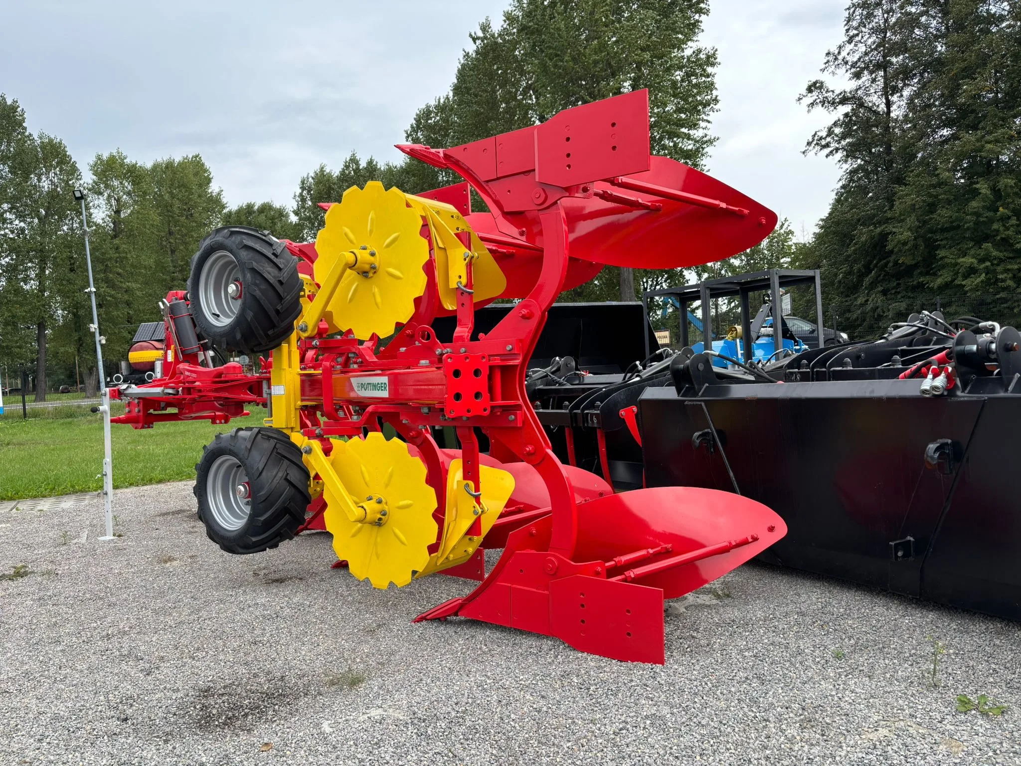 Pług obrotowy PÖTTINGER SERVO 3000 — 4 skiby | zdjęcie 2 z 5 | POT-SERVO3000-4 | Motofarma.pl