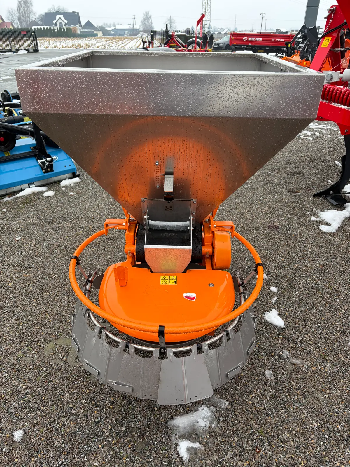 Posypywarka komunalna Motyl 600L do soli i piasku przystawka komunalna blacha kwasoodporna - Metal-Technik | zdjęcie 3 z 8 | WC-9265 | Motofarma.pl